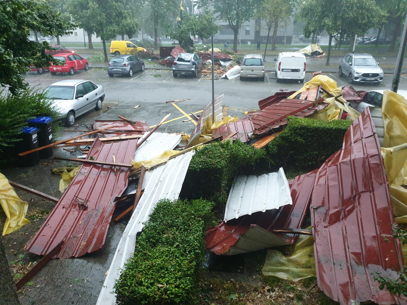 19.07.2023. Zagreb - Krov sa zgrad u ulici Gustava Krkleca 18 u Spanskom za vrijeme olujngo nevremena palo je na automobile  Photo: Luka Sangulin/PIXSELL