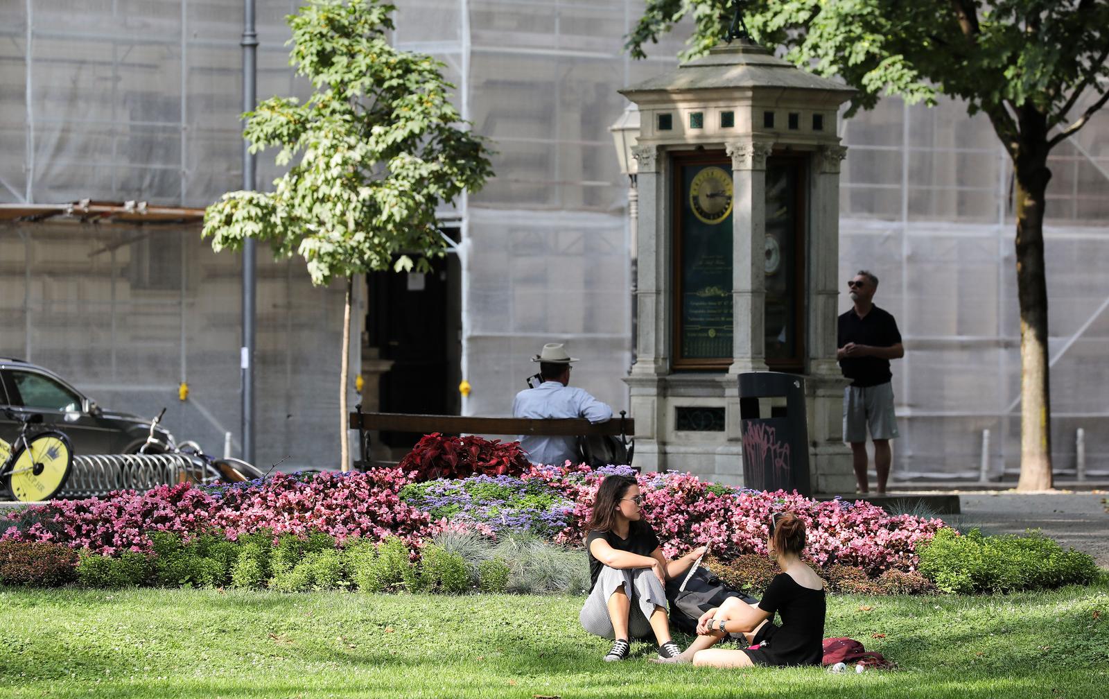 20.06.2023., Zagreb, Vruce poslijepodne u gradu turiste nije sprijecilo u obilasku grada dok su domaci pokusavali uhvatiti boje ili su uzivali u hladovini na Zrinjevcu. Photo: Emica Elvedji/PIXSELL