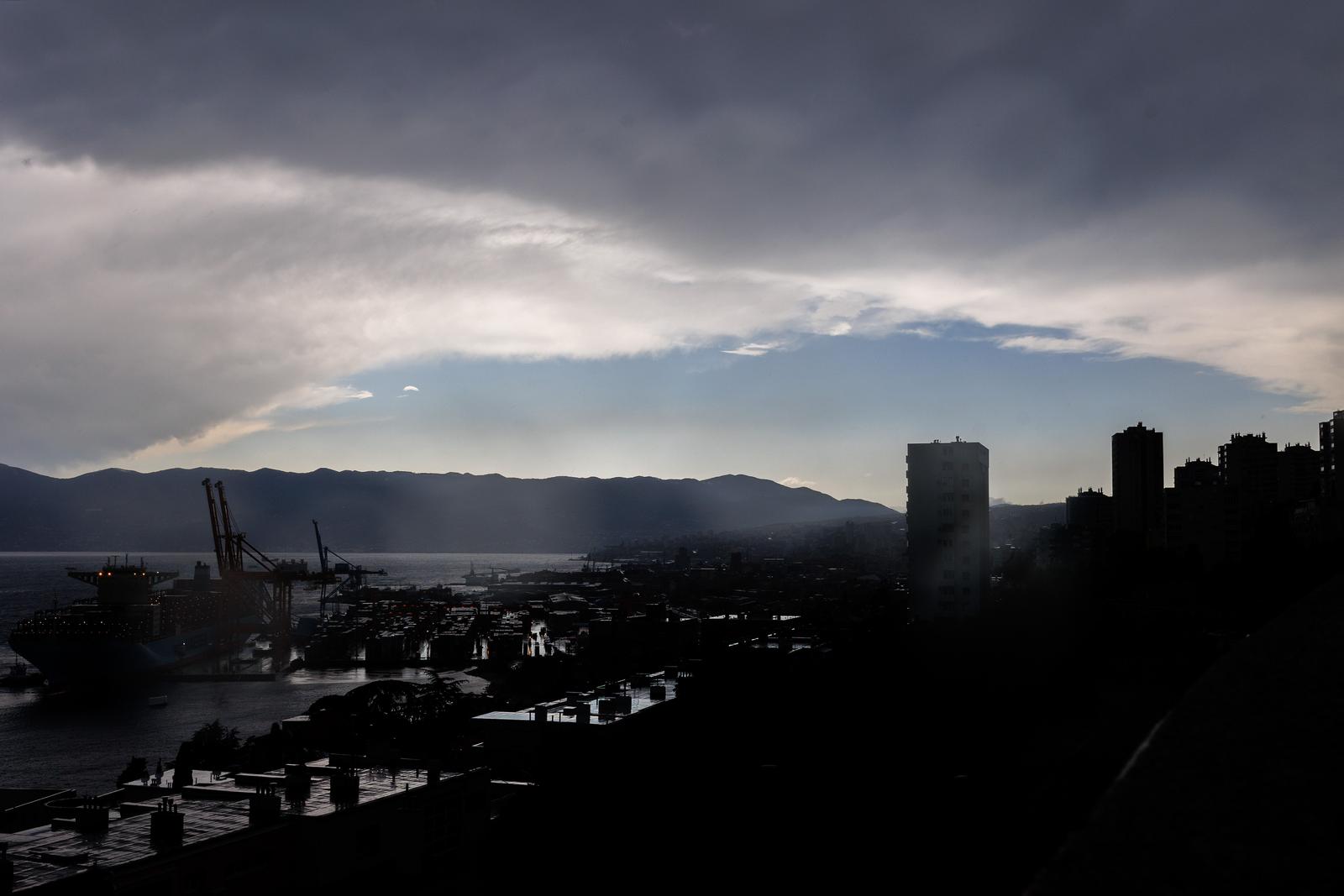 21.7.2023.., Rijeka -Kratkotrajno nevrijeme koje je prohujalo rijekom srusilo je dizalicu na kontejnerskom terminalu Brajdica Photo: Nel Pavletic/PIXSELL