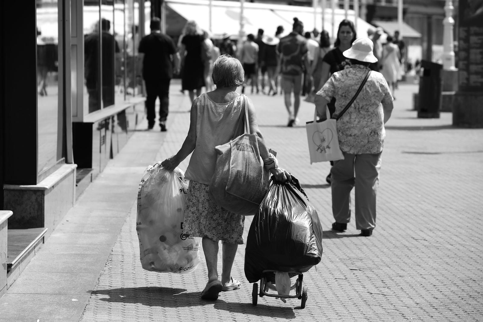 23.06.2023., Zagreb - U Hrvatskoj je u tijeku vrhunac toplinskog vala sa temperaturama visim od 35 stupnjeva celzijusa u hladu. Preporuke lijecnika, pogotovo za starije osobe, su izbjegavati izlaganje suncu sto je vise moguce, pogotovo u sredisnjem dijelu dana. No za dio stanovnistva starije dobi koji su pogodjeni inflacijom i gurnuti preko ruba siromastva, jedini je izbor svaki dan biti na cesti i skupljati boce koje ce bar za taj dan osigurati neki novac. Unatoc vrucini i opasnosti za zdravlje koje ocigledno u teskim zivotnim uvjetima nemaju prioritet. Photo: Patrik Macek/PIXSELL