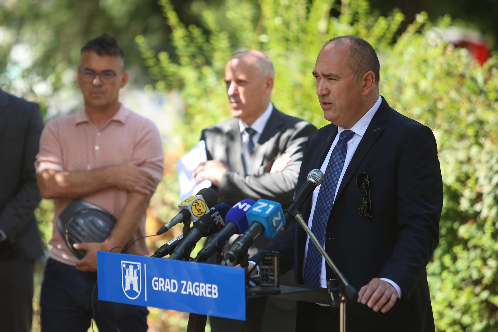 27.07.2023. Zagreb - Gradonacelnik Tomislav Tomasevic i Danijela Dolenec obisli su radove na cjelovitoj obnovi Specijalne bolnice za plucne bolesti u Rockerfellerovoj ulici. Photo: Lovro Domitrovic/PIXSELL