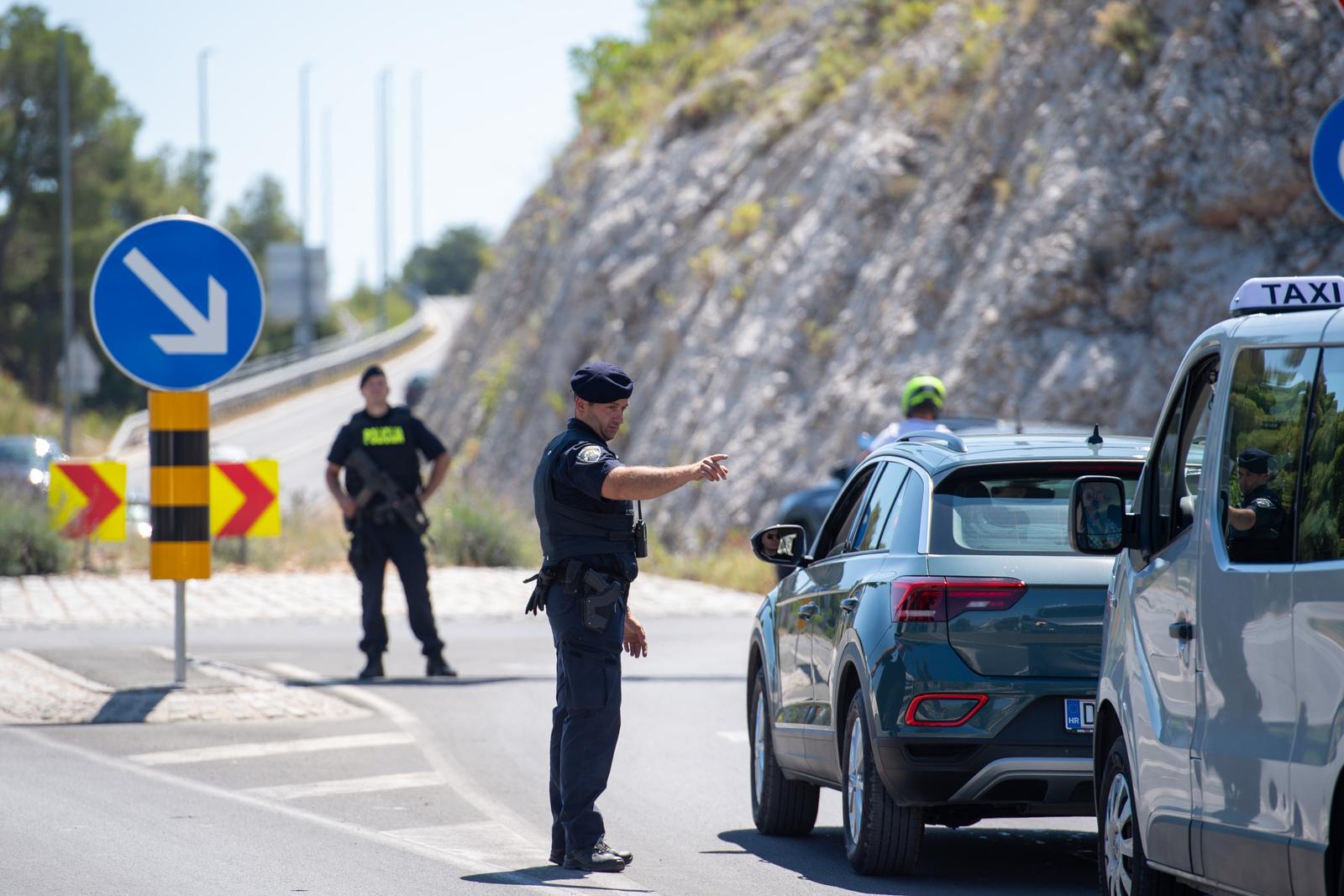 30.06.2023., Trogir -  Potraga se nastavlja, blokirana oba mosta na Ciovu.Policija i dalje traga za napadacem, bivsim policajcem koji je u cetvrtak nakon podneva u sredistu Trogira iz pistolja tesko ranio muskarca te  pobjegao na motociklu. Photo: Josko Herceg/PIXSELL