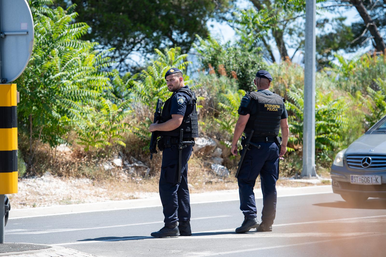 30.06.2023., Trogir -  Potraga se nastavlja, blokirana oba mosta na Ciovu.Policija i dalje traga za napadacem, bivsim policajcem koji je u cetvrtak nakon podneva u sredistu Trogira iz pistolja tesko ranio muskarca te  pobjegao na motociklu. Photo: Josko Herceg/PIXSELL