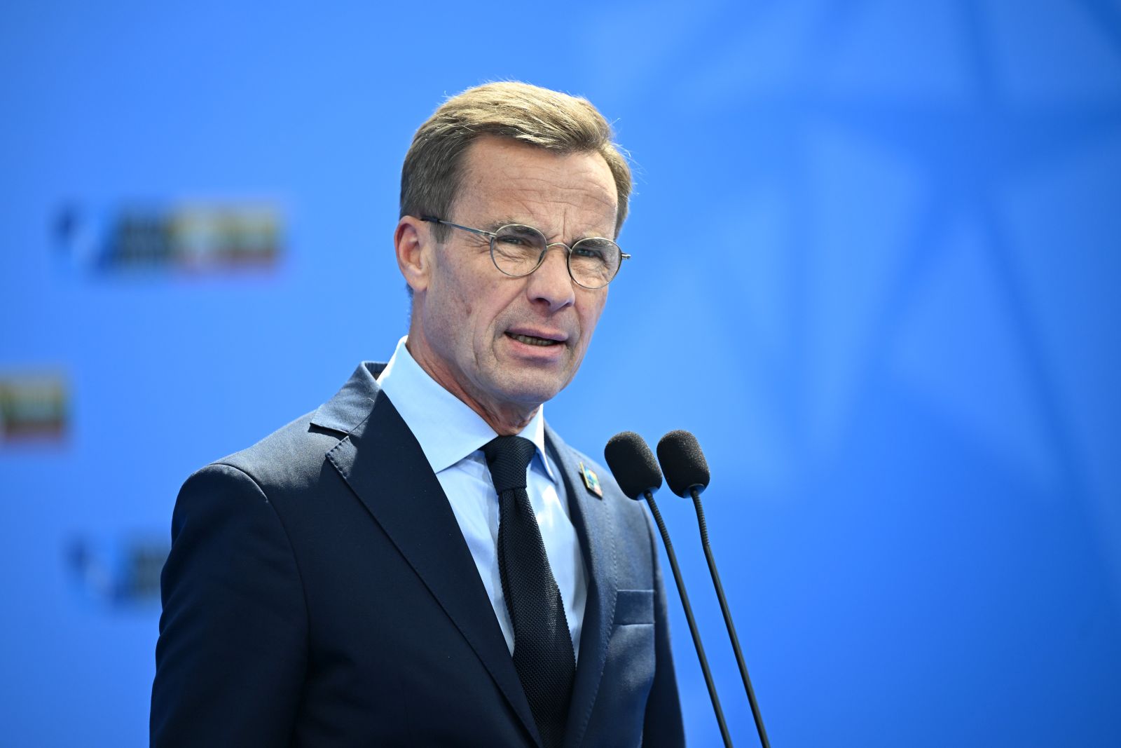 epa10738997 Sweden's Prime Minister Ulf Kristersson speaks to the media as he arrives to attend the NATO summit in Vilnius, Lithuania, 11 July 2023. The North Atlantic Treaty Organization (NATO) Summit will take place in Vilnius on 11 and 12 July 2023 with the alliance's leaders expected to adopt new defense plans.  EPA/FILIP SINGER