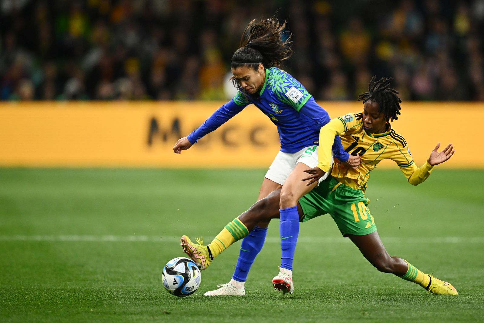 epa10781151 Antonia (L) of Brazil and Jody Brown of Jamaica compete for the ball during the FIFA Women's World Cup 2023 group F soccer match between Jamaica and Brazil at Melbourne Rectangular Stadium in Melbourne, Australia, 02 August 2023.  EPA/JOEL CARRETT AUSTRALIA AND NEW ZEALAND OUT  EDITORIAL USE ONLY