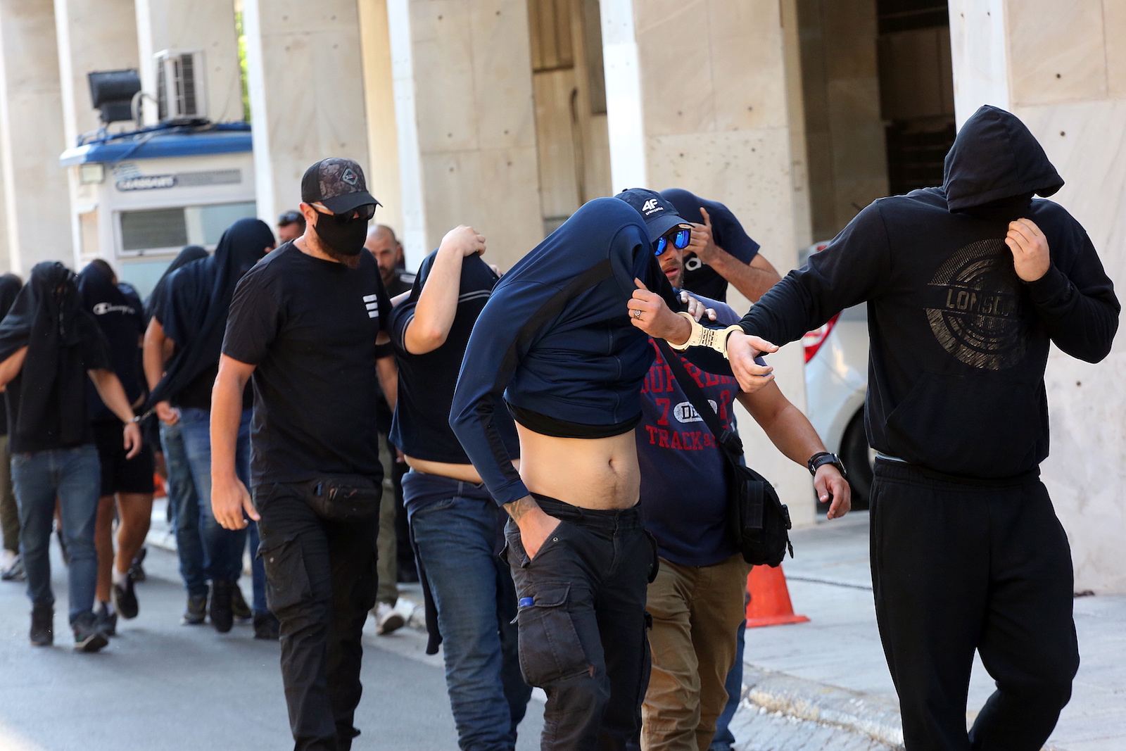 epaselect epa10794638 Hooligans, who were arrested after violent clashes between AEK and Dinamo Zagreb supporters in Athens, are transferred by police officers to appear before an interrogator, in Athens, Greece, 11 August 2023. The first of the over 100 people, mostly Croatian nationals, charged in connection with the violence around the AEK Athens stadium on the night of 07 August are to begin appearing before three examining magistrates assigned to the case. The list of charges also includes the murder of 29-year-old AEK fan Michalis Katsouris but none of the suspects has been charged with the killing so far as the perpetrator has yet to be identified.  EPA/ORESTIS PANAGIOTOU