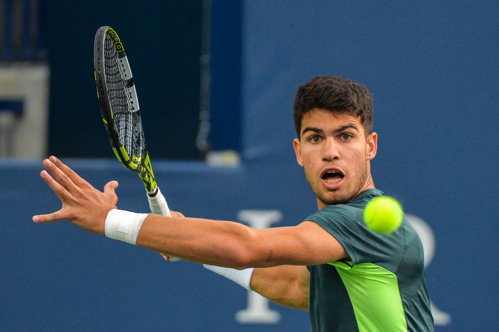 epa10796039 Carlos Alcaraz of Spain in action against Tommy Paul of the USA during the men's quarter-final match at the at the 2023 National Bank Open tennis tournament in Toronto, Canada, 11 August 2023.  EPA/EDUARDO LIMA