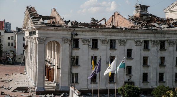 epa10807469 The scene of a missile hit at the Drama Theatre in central Chernihiv, Ukraine, 19 August 2023, amid the Russian invasion. According to the State Emergency Service, at least seven people died and 110 were injured. Russian troops entered Ukrainian territory in February 2022, starting a conflict that has provoked destruction and a humanitarian crisis.  EPA/OLEG PETRASYUK