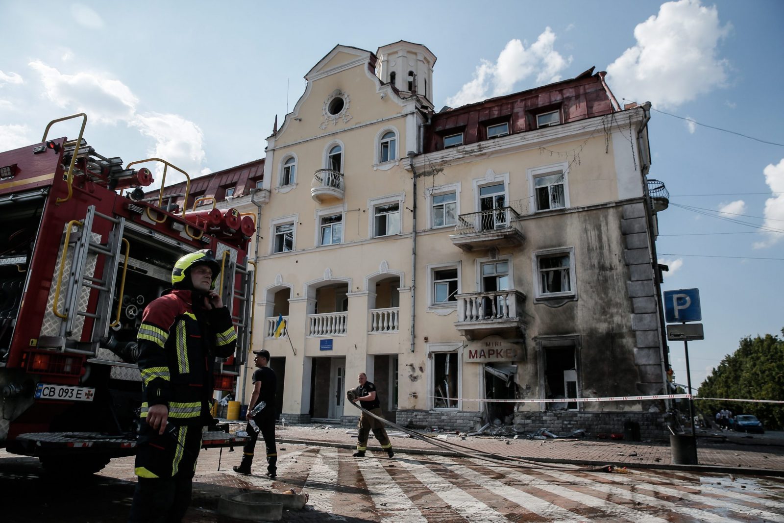 epa10807460 Emergency services at the scene of a missile hit the Drama Theatre in central Chernihiv, Ukraine, 19 August 2023, amid the Russian invasion. According to the State Emergency Service, at least seven people died and 110 were injured. Russian troops entered Ukrainian territory in February 2022, starting a conflict that has provoked destruction and a humanitarian crisis.  EPA/OLEG PETRASYUK