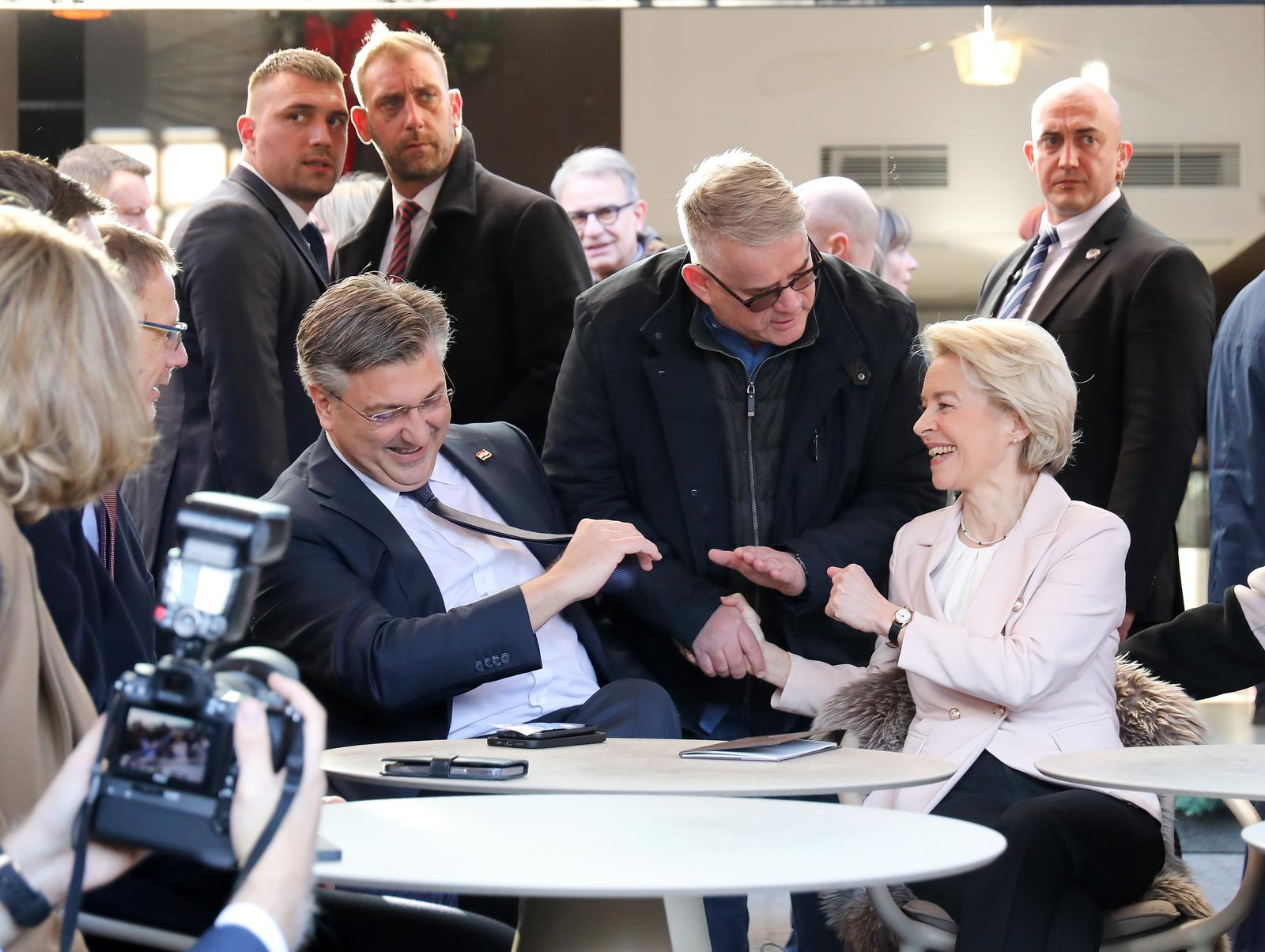 01.01.2023. Zagreb - Predsjednik Vlade Andrej Plenkovic i predsjednica Europske komisije Ursula von der Leyen setnjom iz Bakaceve ulice dosli su  na Trg bana Jelacica gdje su popili kavu i platiti eurima Photo: Emica Elvedji/PIXSELL