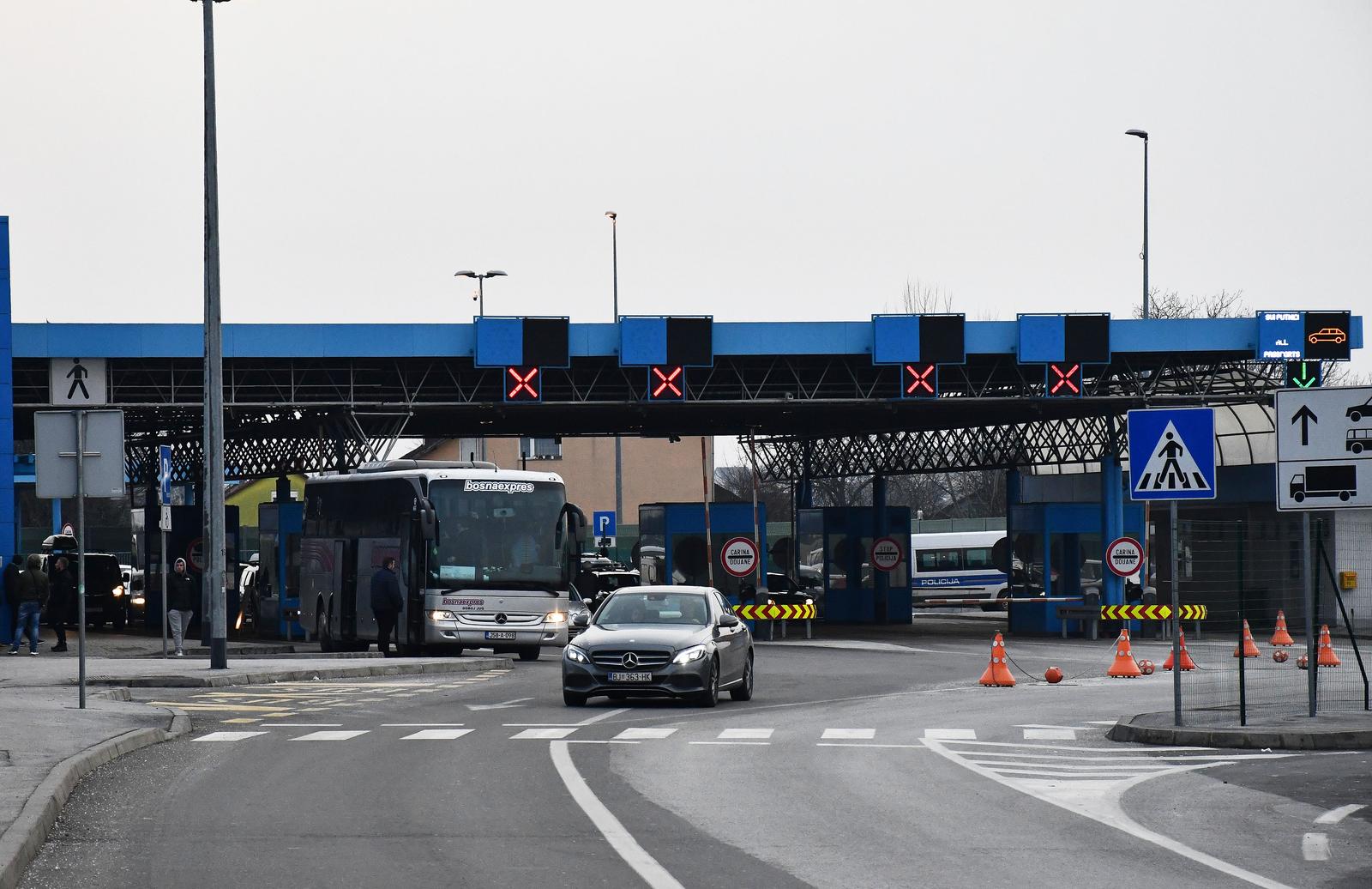 09.01.2022., Slavonski Brod - Pojacan promet iz smjera BiH na granicnom prijelazu u Slavonskom Brodu. Povremeno se stvaraju kolone vozila, a za prijelaz granice ceka se oko sat vremena.  Photo: Ivica Galovic/PIXSELL