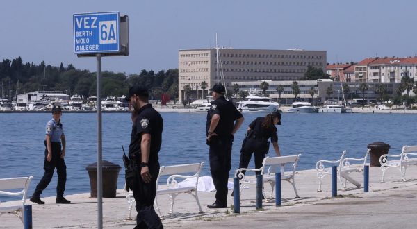 11.07.2023., Split - U moru uspred Splita djelatnici Lucke kapetanije izvukli su tijelo muskarca. Policija sumnja da je doslo do sudara dva broda na moru ispred Splita uslijed cega je doslo do tragedije. Photo: Ivo Cagalj/PIXSELL