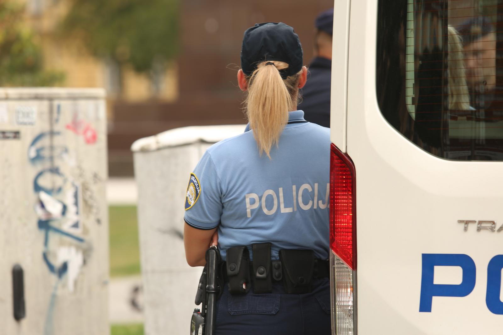 20.08.2022., Zagreb - Policijska marica i automobil su se parkirali na Trgu kralja Tomislava.  Photo: Antonio Jakus/PIXSELL