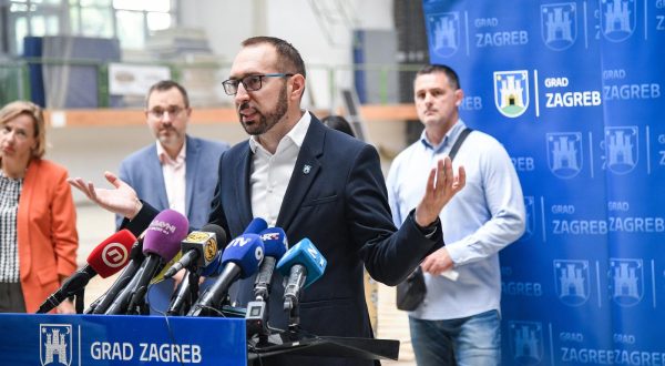 22.08.2023.., Zagreb - Gradonacelnik Tomislav Tomaševic sa zamjenicima obisao je energetski obnovljenu skolsku sportsku dvoranu Pescenica Photo: Josip Regovic/PIXSELL