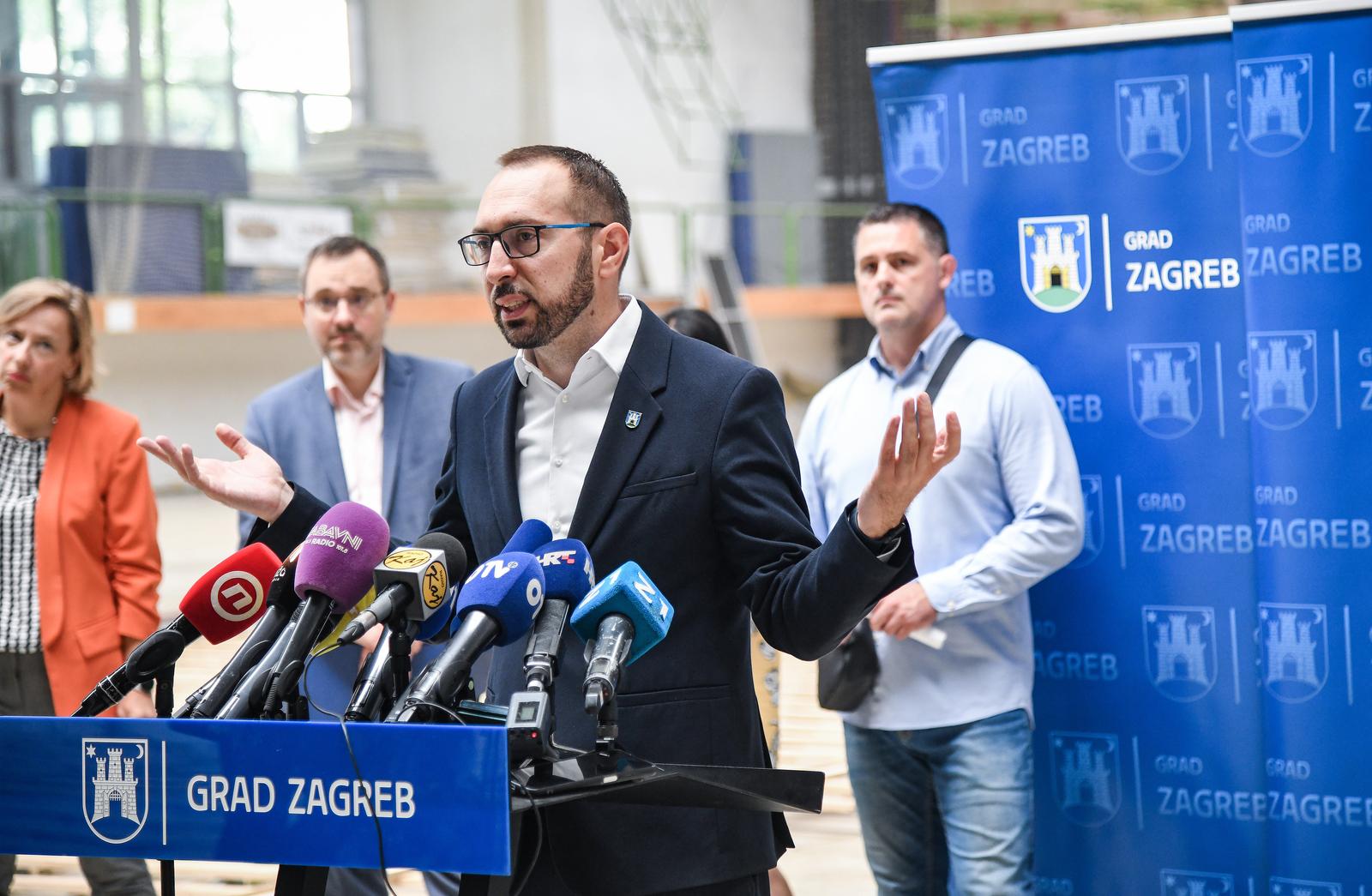 22.08.2023.., Zagreb - Gradonacelnik Tomislav Tomaševic sa zamjenicima obisao je energetski obnovljenu skolsku sportsku dvoranu Pescenica Photo: Josip Regovic/PIXSELL