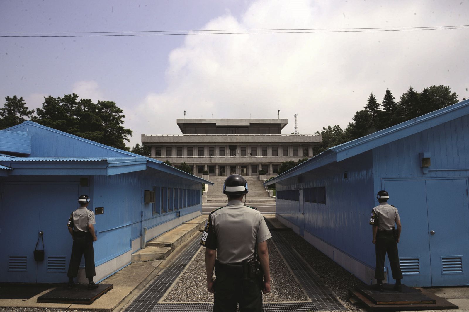 한국전쟁 정전 60주년을 맞아 참전 용사와 가족들  220여명이 29일 판문점을 방문한 가운데 남측과 북측 병사가 서로 대치하고 있다.
 박해묵 기자 mook@heraldcorp.com