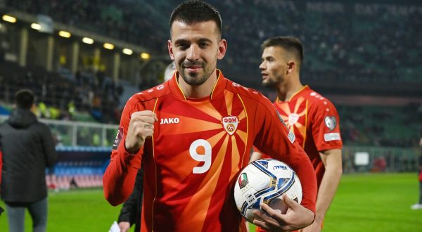 FUSSBALL INTERNATIONAL QUALIFIKATION Play-Off WM 2022 Katar Italien - Nordmazedonien 24.03.2022 Schlussjubel Nordmazedonien Torschuetze zum 0-1 Siegtreffer Aleksandar TRAJKOVSKI mit dem Spielball *** FOOTBALL INTERNATIONAL QUALIFICATION Play Off World Cup 2022 Qatar Italy North Macedonia 24 03 2022 final cheer North Macedonia goal scorer for 0 1 winning goal Aleksandar TRAJKOVSKI with the match ball