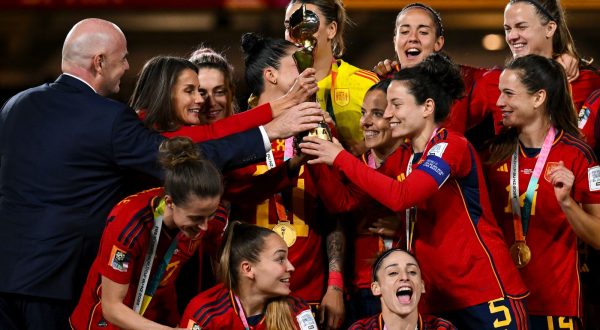 epa10809845 FIFA President Gianni Infantino and Queen Letizia of Spain hand the Winner’s trophy to Ivana Andres of Spain after winning the FIFA Women's World Cup 2023 Final soccer match between Spain and England at Stadium Australia in Sydney, Australia, 20 August 2023.  EPA/DEAN LEWINS  AUSTRALIA AND NEW ZEALAND OUT