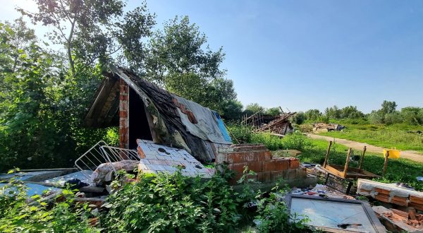 Koprivnica, 29.08.2023. - Policija istražuje tko je strojevima porušio romsko naselje uz Dravu u Općini Drnje dok su njegovi stanovnici nakon nedavne poplave bili privremeno raseljeni. Na fotografiji porušeno romsko naselje.
foto HINA/ ml