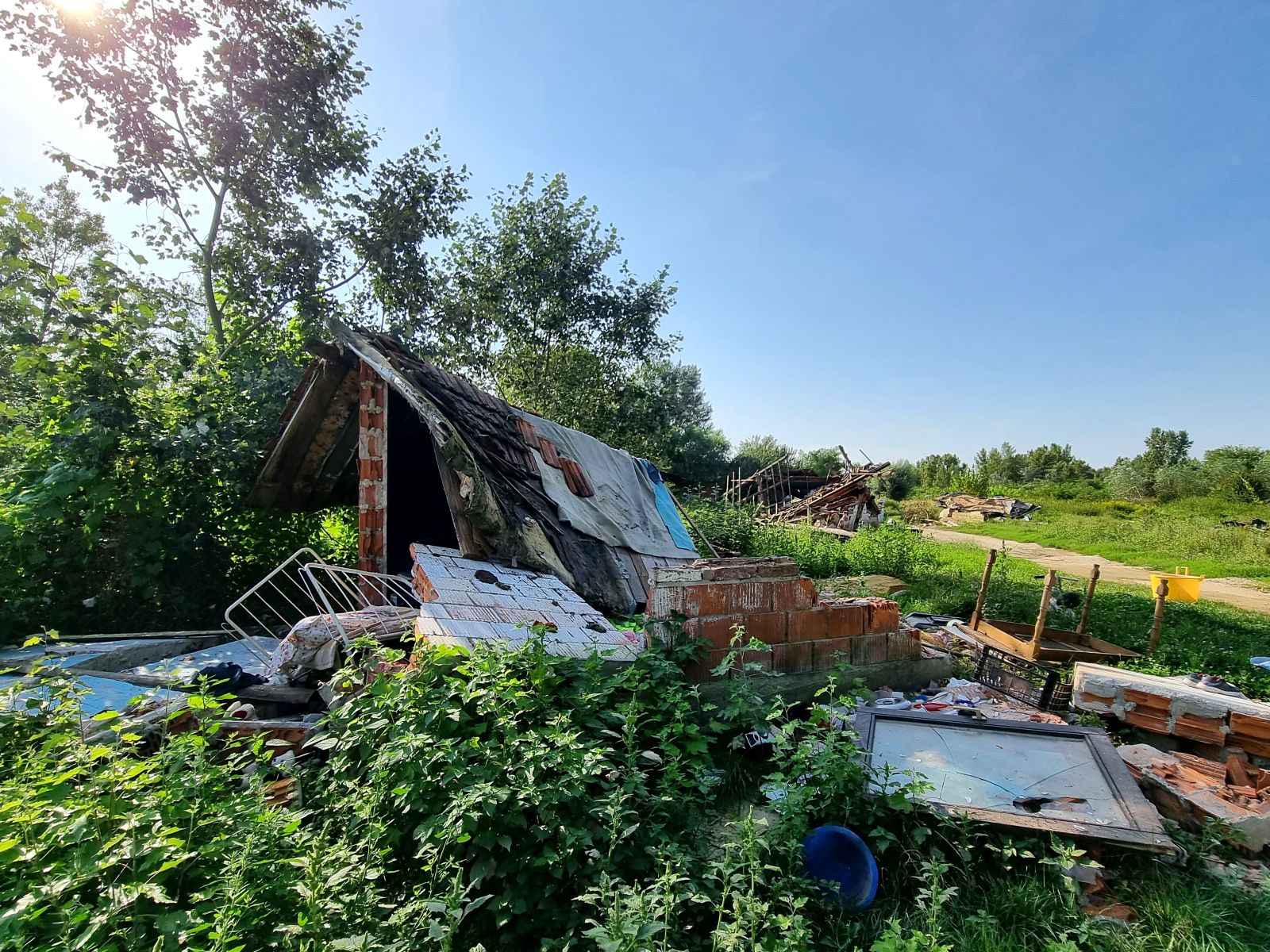 Koprivnica, 29.08.2023. - Policija istražuje tko je strojevima porušio romsko naselje uz Dravu u Općini Drnje dok su njegovi stanovnici nakon nedavne poplave bili privremeno raseljeni. Na fotografiji porušeno romsko naselje.
foto HINA/ ml