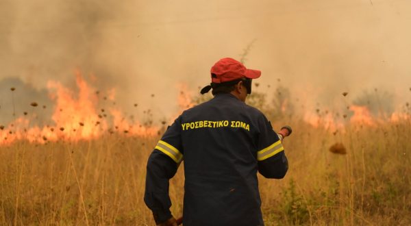 epa10830807 Firefighters operate during a wildfire in the area of Giannouli, Evros region, northern Greece, 31 August 2023. The Fire Brigade continues to battle fires in the wider area of Evros. Local authorities on 31 August ordered residents of Giannouli and Sidiro to evacuate due to flare-ups in the wider area. Assistance is provided by the European Civil Protection Mechanism with forces from France, Germany, Spain, Cyprus, Romania, Czech Republic, Bulgaria, Slovakia, Albania and Serbia.  EPA/DIMITRIS ALEXOUDIS