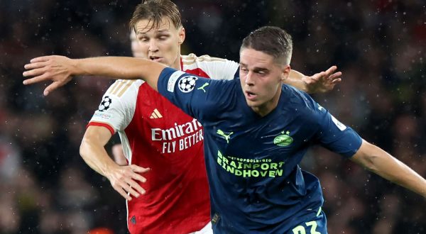 epa10872867 Martin Odegaard (L) of Arsenal in action against Joey Veerman of PSV during the UEFA Champions League Group B match between Arsenal London and PSV Eindhoven in London, Britain, 20 September 2023.  EPA/NEIL HALL