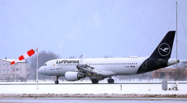 11.01.2022., Sarajevo, Bosna i Hercegovina - Na sarajevskom aerodromu izvrsena je primopredaja Moderna cjepiva kojoj su BiH donirale SAD. Ceremoniji su prisustvovali zamjenica sefa misije u Veleposlanstvu SAD u Sarajevu Deborah Mennuti i koordinator za vakcinaciju pri ministarstvu Civilnih poslova BiH Dusan Kojic. Photo: Armin Durgut/PIXSELL