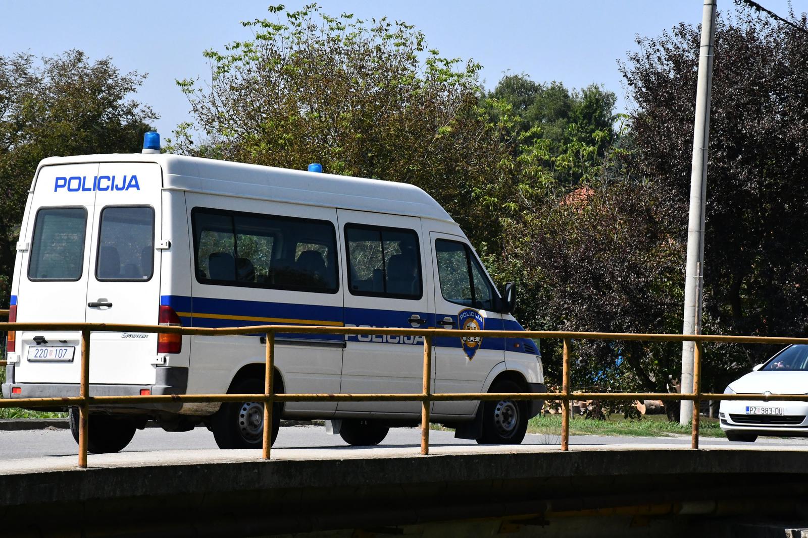 27.08.2023., Trenkovo, Mihaljevci - Prometna nesreca u blizini Trenkova, koja se dogodila u nedjelju oko 8.30 sati u kojoj je jedno vozilo zavrsilo u kukuruzu, a drugo sletjelo u potok Velicanka. Vozac automobila Honda koji je zavrsilo u potoku pobjegao je s mjesta nesrece, pa policija za njim i dalje traga. 

 Photo: Ivica Galovic/PIXSELL/PIXSELL