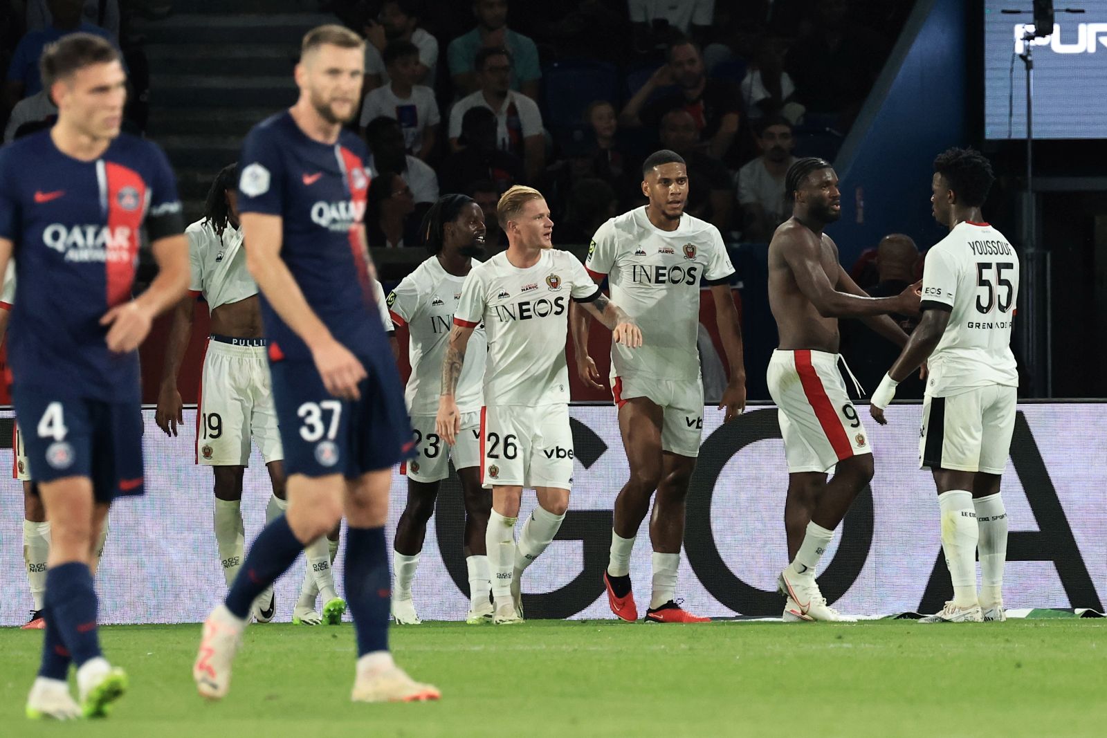 epa10863287 Nice’s Terem Moffi (2-R) celebrates after scoring during the French Ligue 1 soccer match between Paris Saint-Germain and OGC Nice in Paris, France, 15 September 2023.  EPA/CHRISTOPHE PETIT TESSON