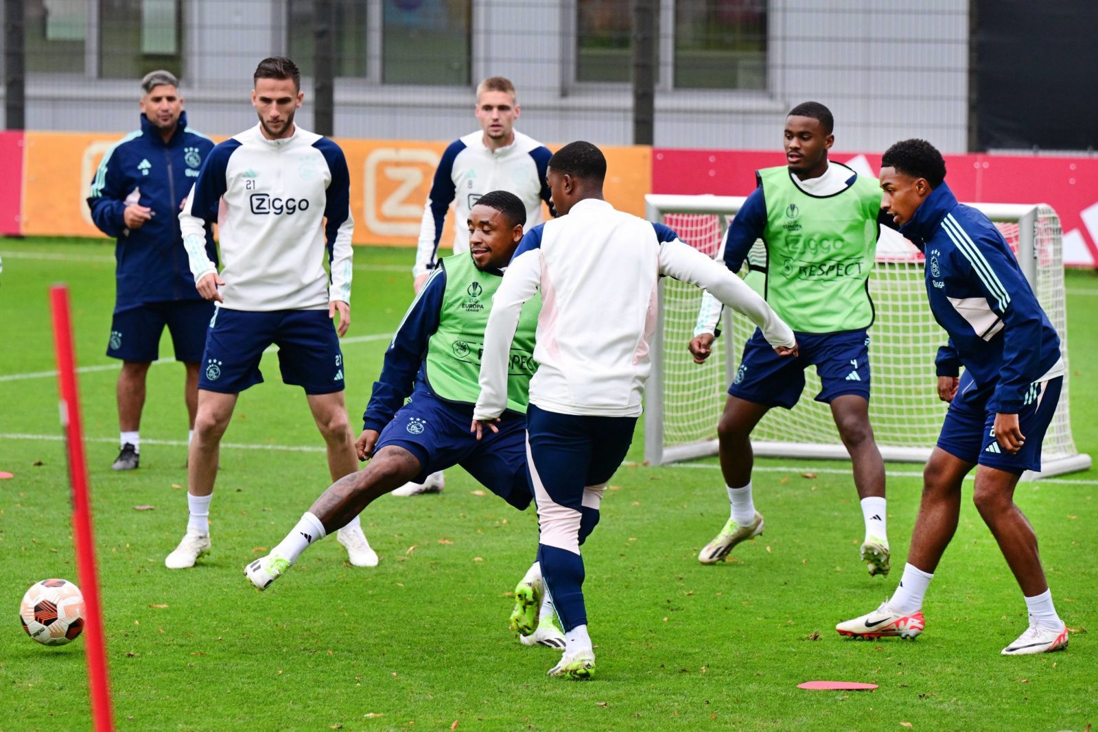 epa10871181 Ajax player Steven Bergwijn during a training session of the team in Amsterdam, Netherlands, 20 September 2023. Ajax Amsterdam face Olympique Marseill in a UEFA Europa League match on 21 September.  EPA/OLAF KRAAK