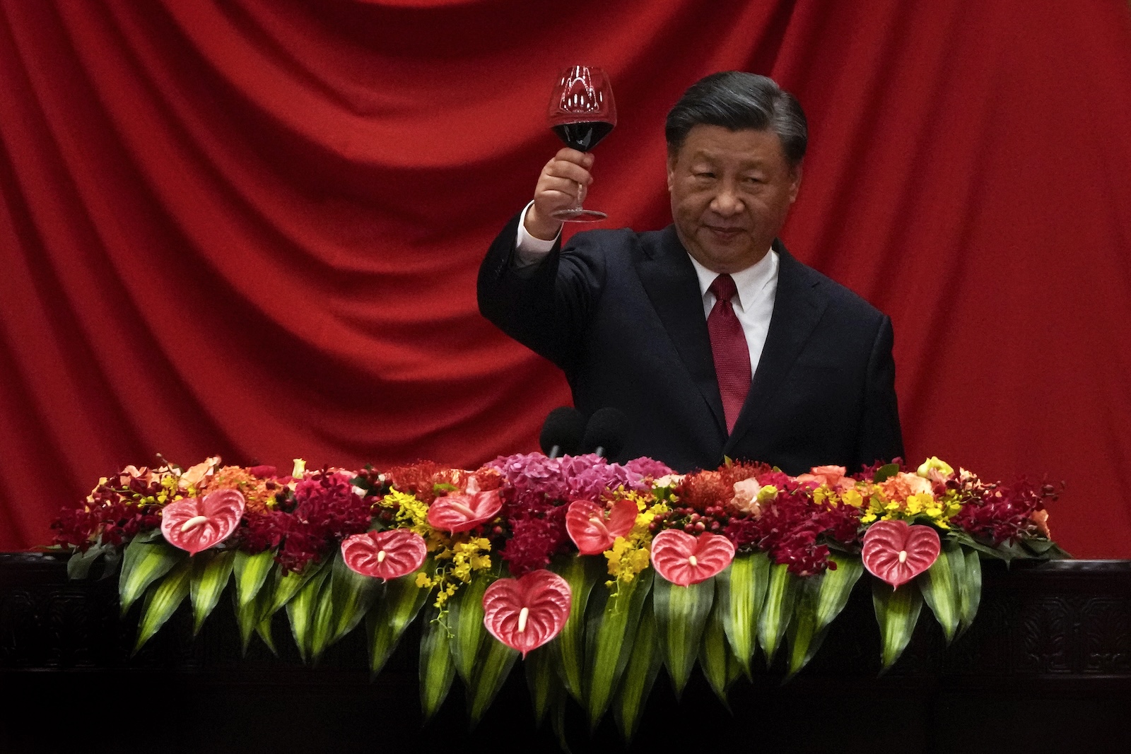 epa10887619 Chinese President Xi Jinping makes a toast to leaders and invited guests after delivering his speech at a dinner marking the upcoming 74th anniversary of the founding of the People's Republic of China at the Great Hall of the People in Beijing, China, 28 September 2023. China marks its national day on 01 October.  EPA/Andy Wong / POOL