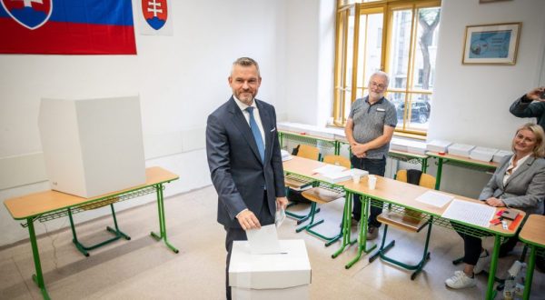 epa10891421 Leader of HLAS party (Voice) Peter Pellegrini casts his ballot during Slovakia's parliamentary elections at a polling station in Bratislava, Slovakia, 30 September 2023. Voters in Slovakia are choosing all 150 members of the National Council.  EPA/JAKUB GAVLAK