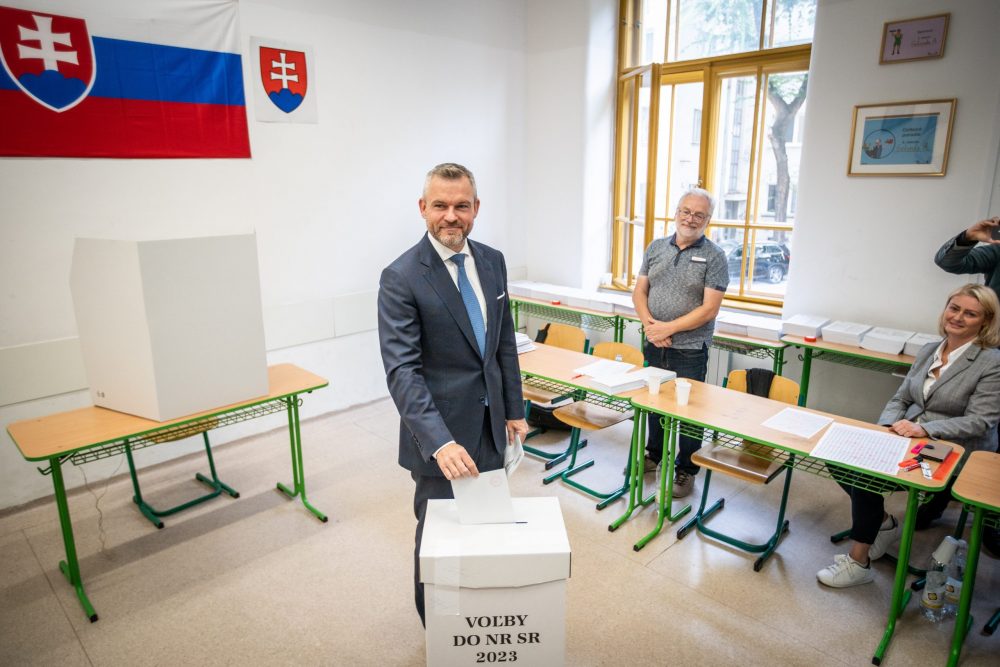 epa10891421 Leader of HLAS party (Voice) Peter Pellegrini casts his ballot during Slovakia's parliamentary elections at a polling station in Bratislava, Slovakia, 30 September 2023. Voters in Slovakia are choosing all 150 members of the National Council.  EPA/JAKUB GAVLAK