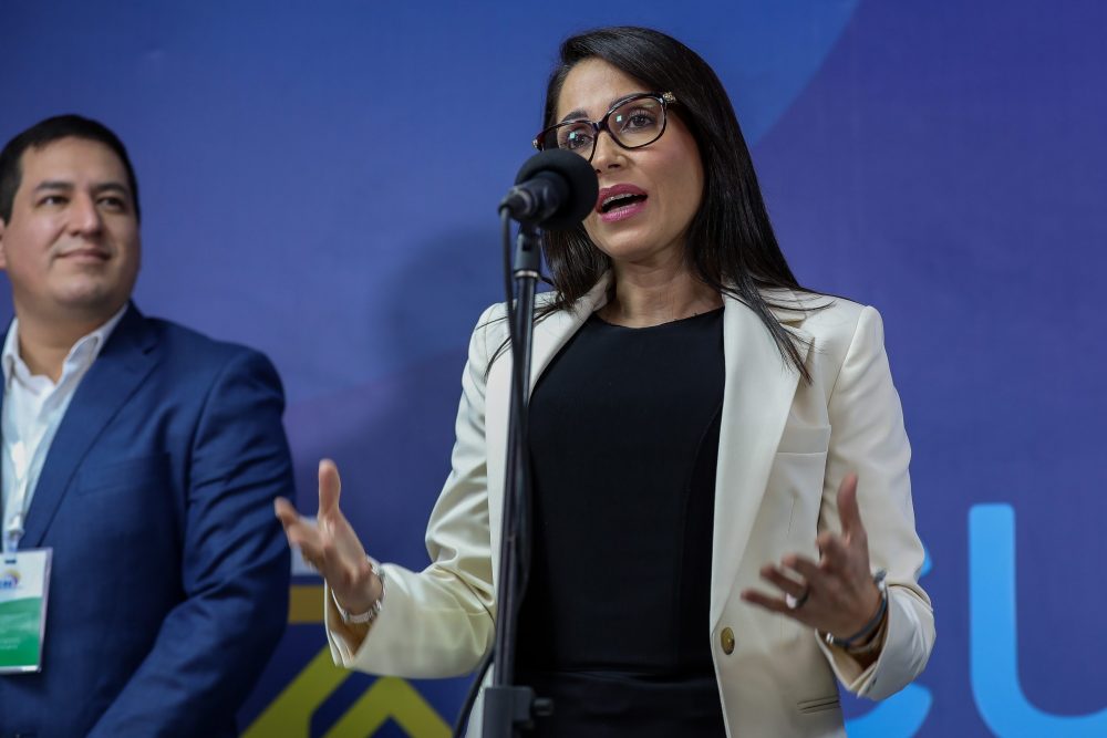 epa10894853 Luisa Gonzalez, presidential candidate of the Citizen Revolution movement, speaks upon her arrival at the Ecuador TV headquarters for the 2023 presidential debate, in Quito, Ecuador, 01 October 2023.  EPA/José Jácome