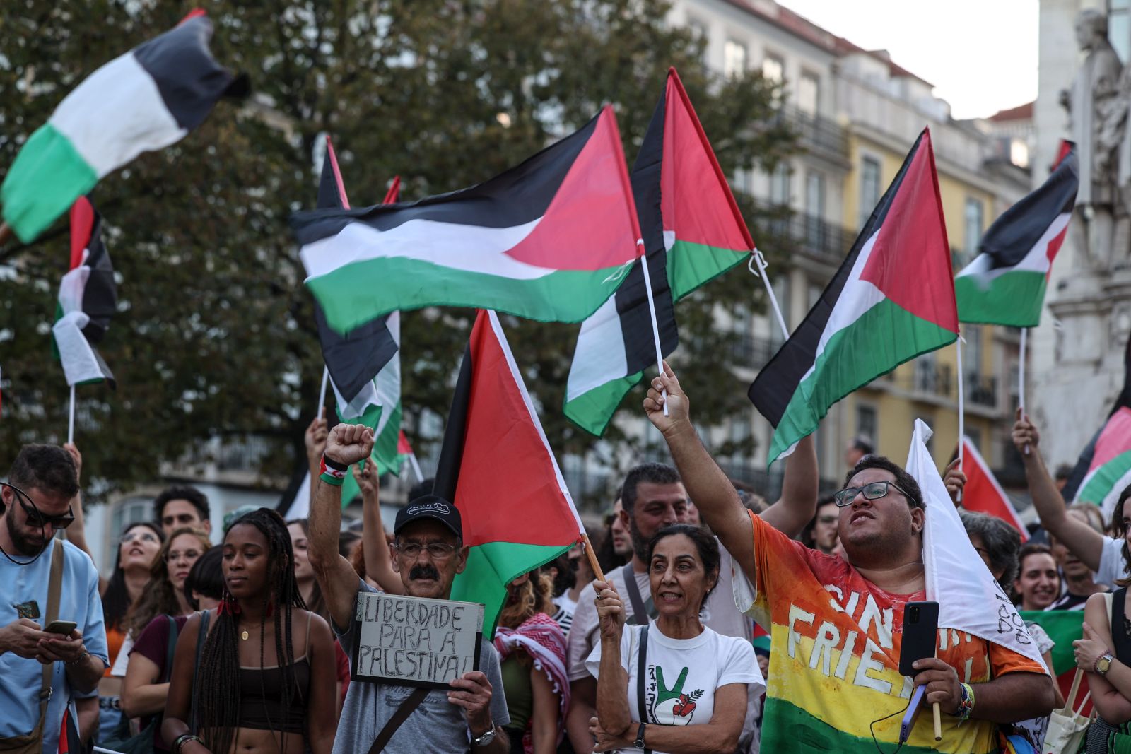 epa10910162 A man holds a sign reading 'Freedom for Palestine' during a demonstration organized by the Association for the Liberation of Palestine in Lisbon, Portugal, 09 October 2023. Rocket barrages were launched from the Gaza Strip into Israeli towns early 07 October 2023 in a surprise attack claimed by the Islamist movement Hamas, that killed more than 700 Israelis and left over 2,150 injured, according to the Israeli army on 09 October 2023. Palestinian officials said almost 500 people were killed, including 91 children, and over 2,700 were injured after Israel launched retaliatory raids and air strikes in the Palestinian enclave.  EPA/TIAGO PETINGA