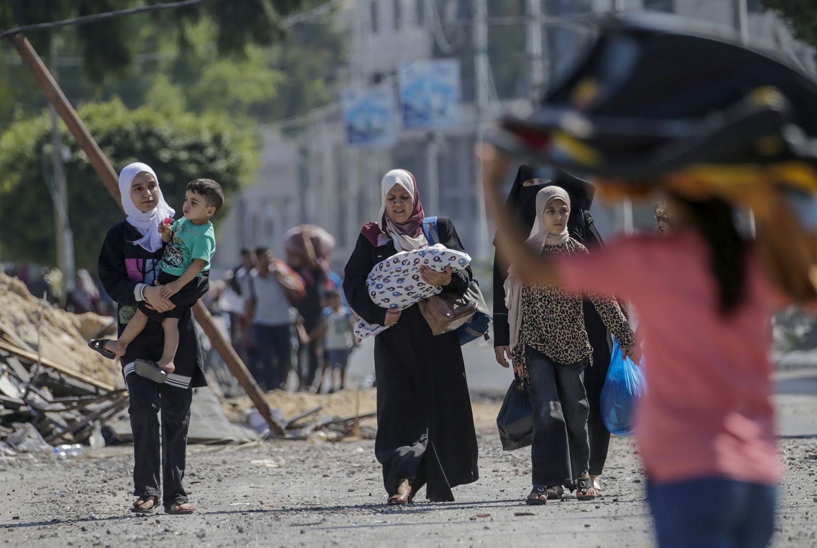 epa10916974 Women and children are seen evacuating Gaza City following an Israeli warning of increased military operations in the Gaza strip, 13 October 2023. The Israeli Defense Force (IDF) on 13 October called for the evacuation of all civilians of northern Gaza. Ahead of an expected ground invasion.  EPA/MOHAMMED SABER