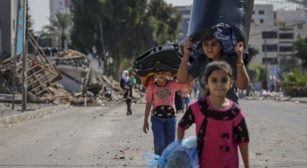 epa10916959 Children evacuate Gaza City following an Israeli warning of increased military operations in the Gaza strip, 13 October 2023. The Israeli Defense Force (IDF) on 13 October called for the evacuation of all civilians of northern Gaza. Ahead of an expected ground invasion.  EPA/MOHAMMED SABER