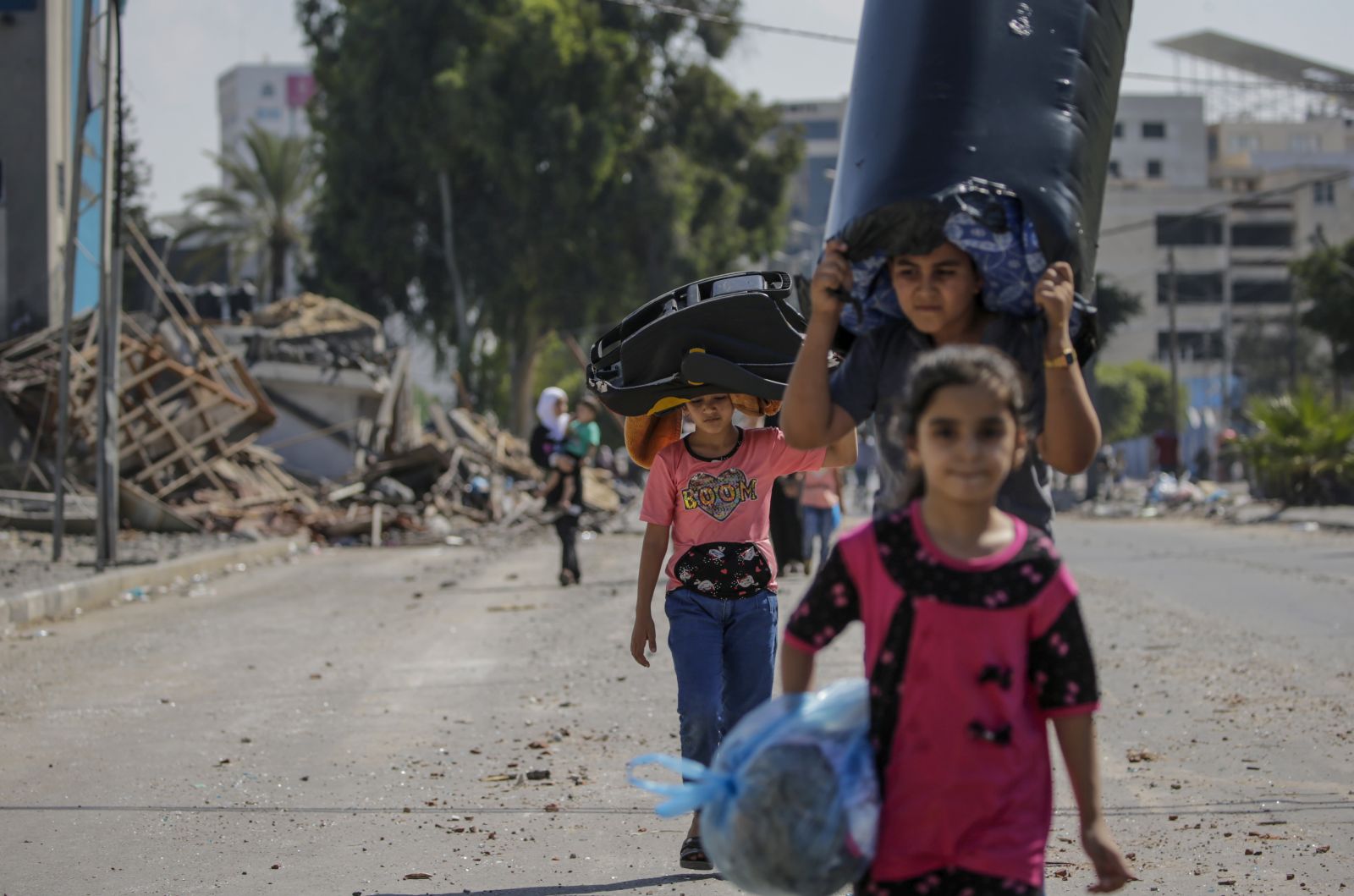 epa10916959 Children evacuate Gaza City following an Israeli warning of increased military operations in the Gaza strip, 13 October 2023. The Israeli Defense Force (IDF) on 13 October called for the evacuation of all civilians of northern Gaza. Ahead of an expected ground invasion.  EPA/MOHAMMED SABER