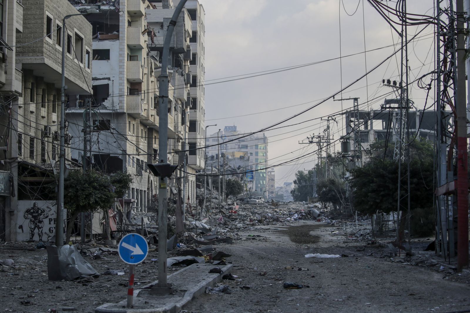 epa10918253 An area with heavily damaged and destroyed buildings is deserted after residents of Gaza City began to evacuate following an Israeli warning of increased military operations in the Gaza strip, 14 October 2023. The Israeli Defense Force (IDF) on 13 October had called for the evacuation of all civilians of northern Gaza ahead of an expected ground invasion.  EPA/MOHAMMED SABER