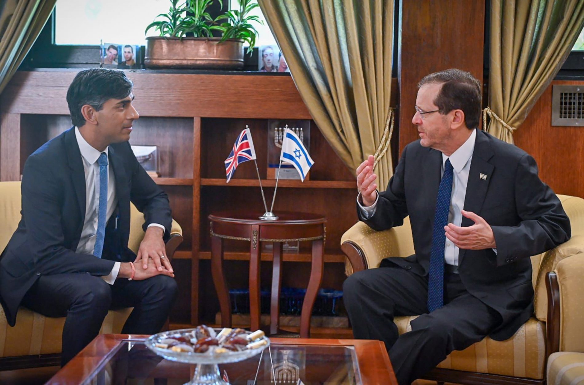 epa10926927 A picture released by the Government Press Office (GPO) on 19 October 2023, shows President Herzog (R) meeting now with UK Prime Minister Rishi Sunak (L) at the presidential residency in Jerusalem. More than 3,400 Palestinians and 1,400 Israelis have been killed according to the Israel Defense Forces (IDF) and the Palestinian Health authority since Hamas militants launched an attack against Israel from the Gaza Strip on 07 October. Israel has warned all citizens of the Gaza Strip to move to the south ahead of an expected invasion.  EPA/Kobi Gidon / GPO HANDOUT  HANDOUT EDITORIAL USE ONLY/NO SALES HANDOUT EDITORIAL USE ONLY/NO SALES