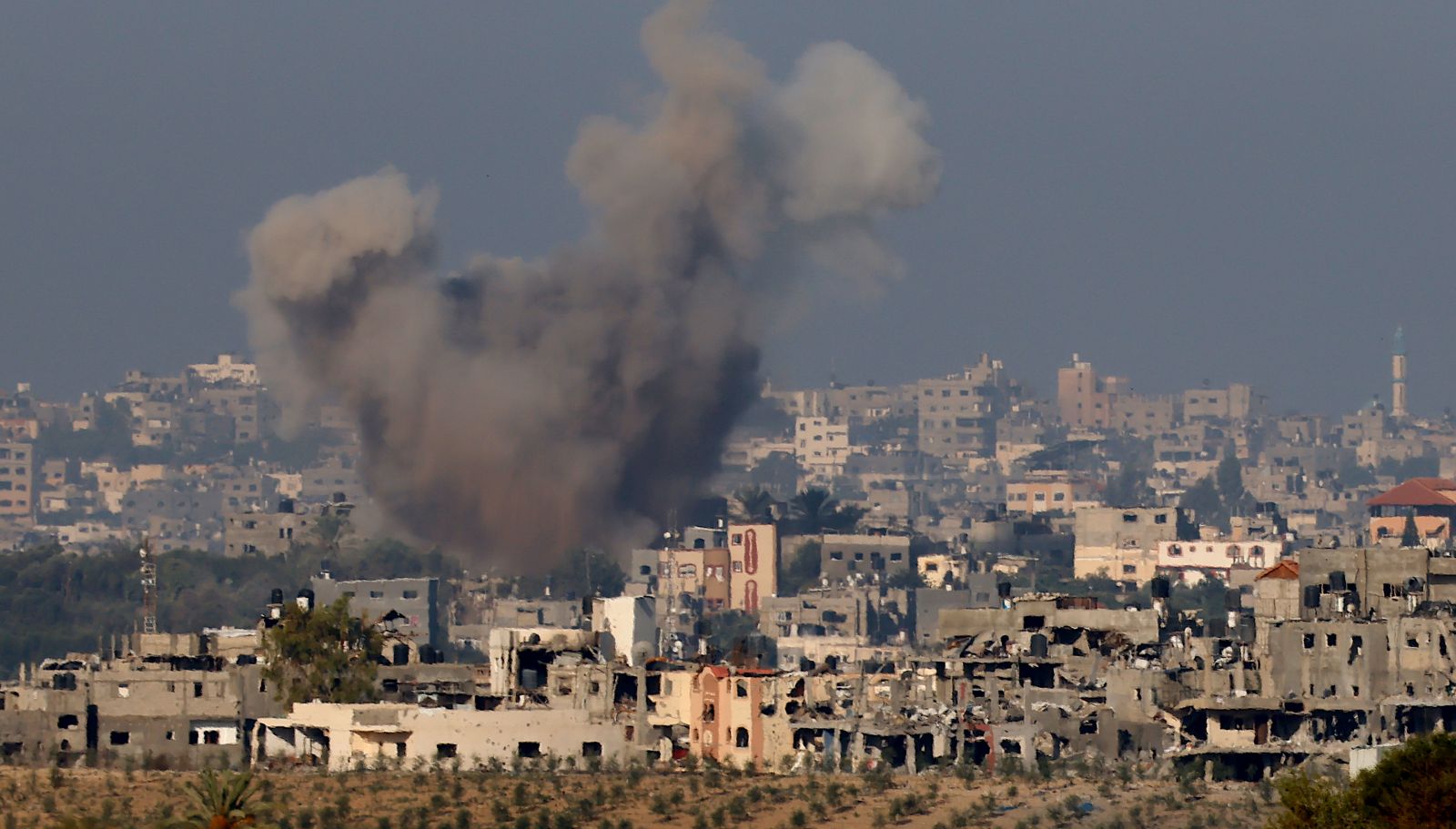 epaselect epa10928363 Smoke rises in the northern Gaza Strip following an Israeli airstrike, as seen from Sderot, Israel, 20 October 2023. More than 3,700 Palestinians and 1,400 Israelis have been killed according to the Israel Defense Forces (IDF) and the Palestinian Health authority since Hamas militants launched an attack against Israel from the Gaza Strip on 07 October. Israel has warned all citizens of the Gaza Strip to move to the south ahead of an expected invasion.  EPA/HANNIBAL HANSCHKE