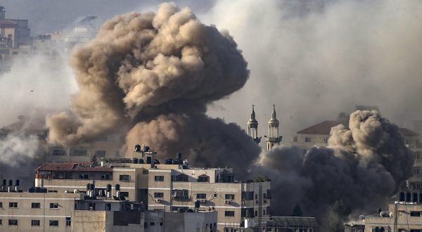 epa10928714 Smoke rises following an Israeli airstrike in the Tal Al-Hawa neighbourhood in Gaza, 20 October 2023. More than 3,700 Palestinians and 1,400 Israelis have been killed according to the Israel Defense Forces (IDF) and the Palestinian Health authority since Hamas militants launched an attack against Israel from the Gaza Strip on 07 October. Israel has warned all citizens of the Gaza Strip to move to the south ahead of an expected invasion.  EPA/MOHAMMED SABER