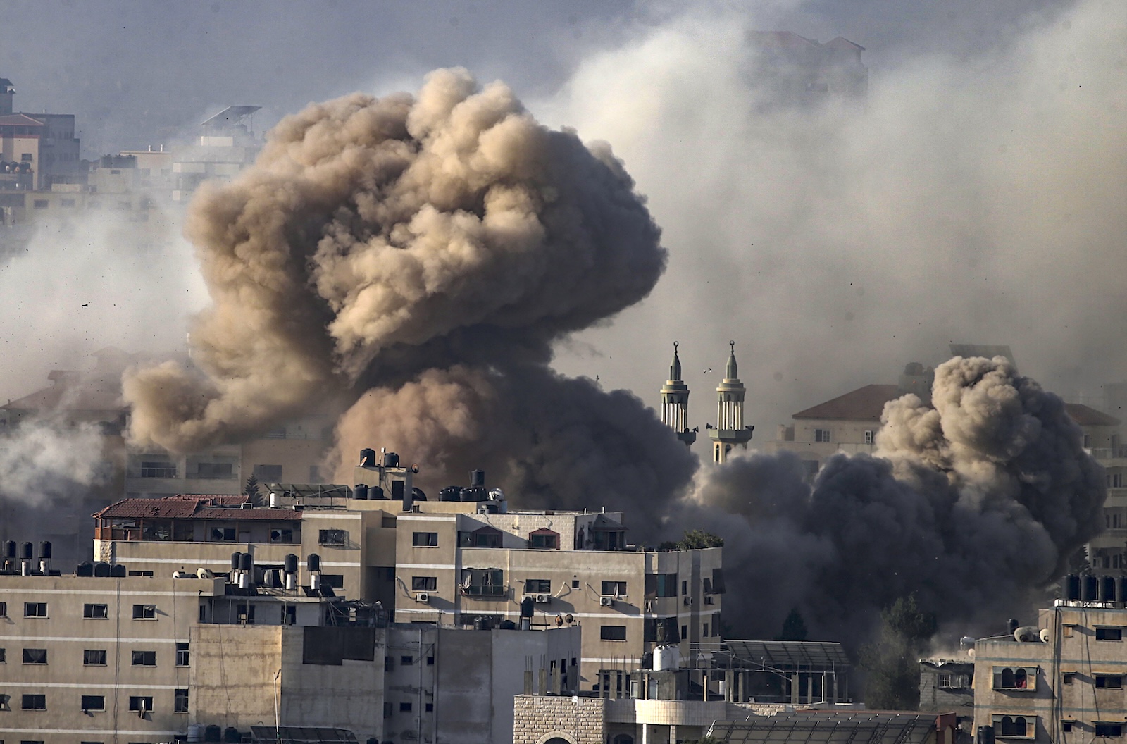 epa10928714 Smoke rises following an Israeli airstrike in the Tal Al-Hawa neighbourhood in Gaza, 20 October 2023. More than 3,700 Palestinians and 1,400 Israelis have been killed according to the Israel Defense Forces (IDF) and the Palestinian Health authority since Hamas militants launched an attack against Israel from the Gaza Strip on 07 October. Israel has warned all citizens of the Gaza Strip to move to the south ahead of an expected invasion.  EPA/MOHAMMED SABER