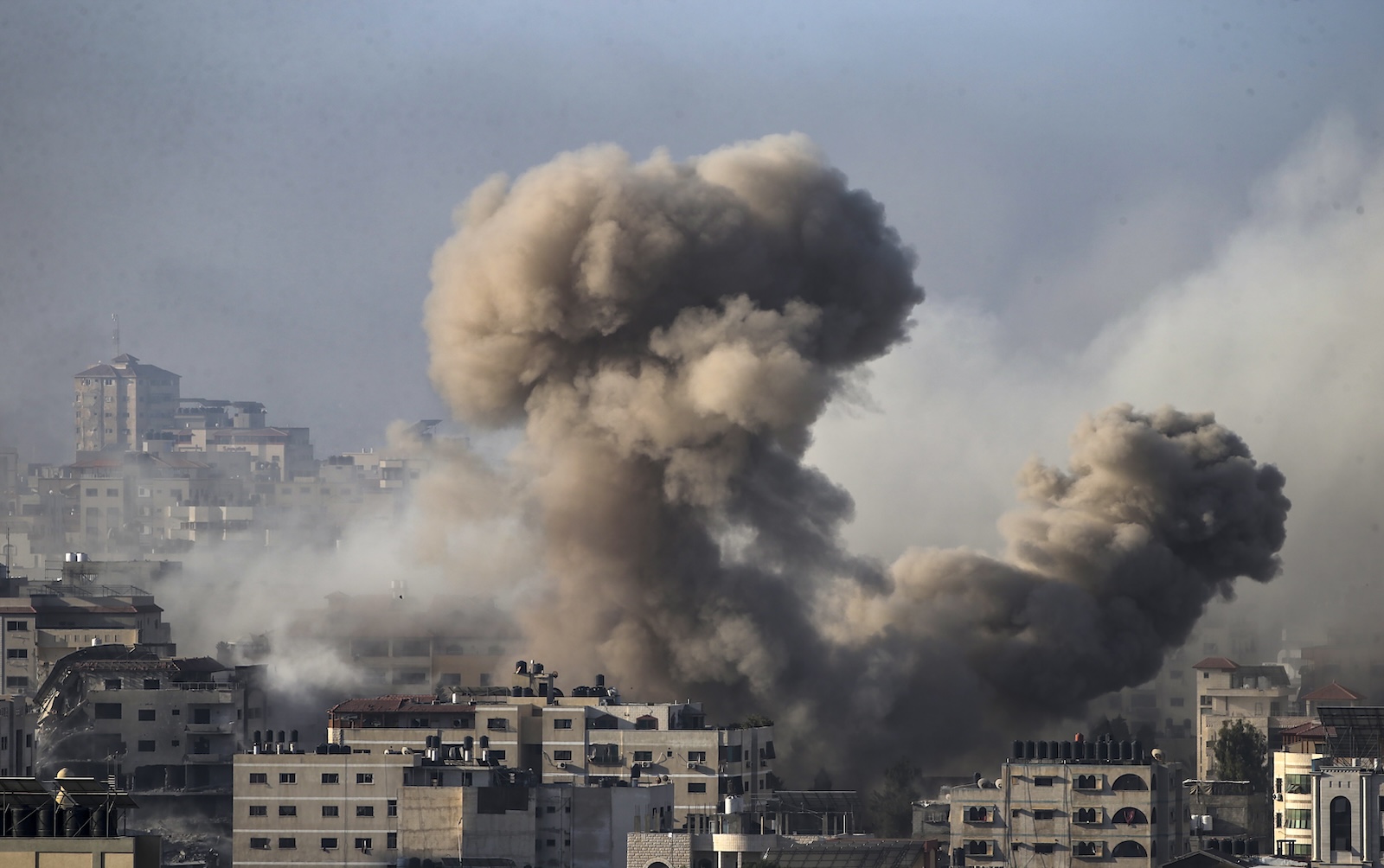 epa10928576 Smoke rises following an Israeli airstrike in the Tal Al-Hawa neighbourhood in Gaza, 20 October 2023. More than 3,700 Palestinians and 1,400 Israelis have been killed according to the Israel Defense Forces (IDF) and the Palestinian Health authority since Hamas militants launched an attack against Israel from the Gaza Strip on 07 October. Israel has warned all citizens of the Gaza Strip to move to the south ahead of an expected invasion.  EPA/MOHAMMED SABER