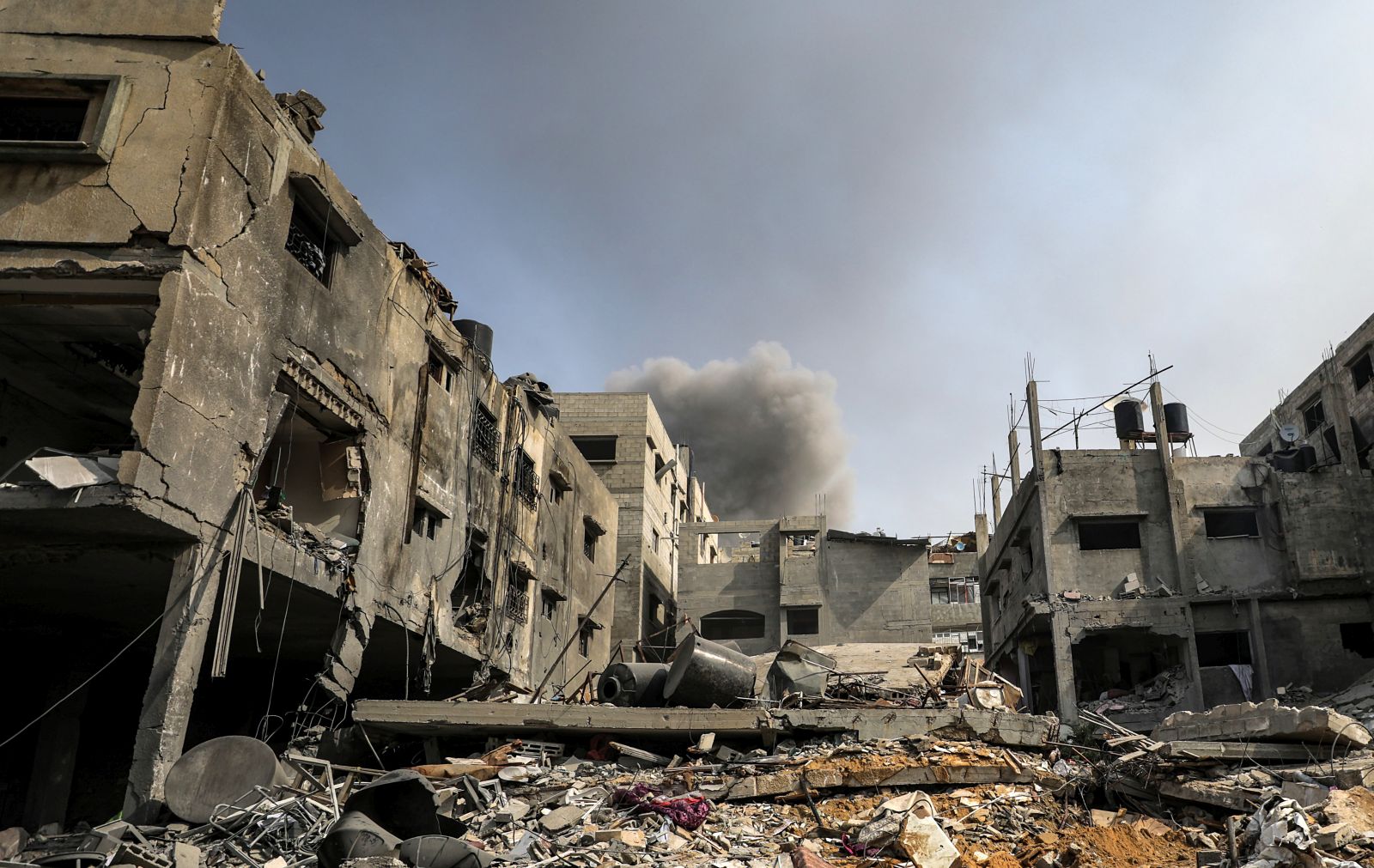 epa10934214 Smoke rises behind destroyed buildings after an Israeli air strike in Gaza City, 23 October 2023. More than 4,700 Palestinians and over 1,400 Israelis have been killed, according to the Israel Defense Forces (IDF) and the Palestinian health authority, since Hamas militants launched an attack against Israel from the Gaza Strip on 07 October.  EPA/MOHAMMED SABER