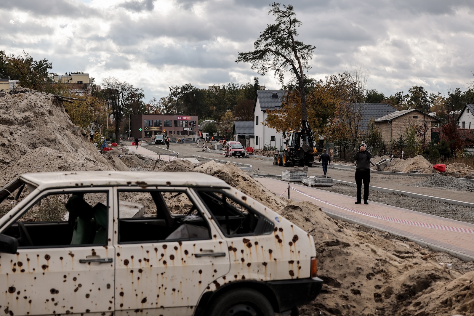 epa10934508 Workers rebuild a road destroyed in combat action in March 2022, in Irpin town, Kyiv region, 23 October 2023, amid the Russian invasion. Russian troops entered Ukrainian territory in February 2022, starting a conflict that has provoked destruction and a humanitarian crisis.  EPA/Oleg Petrasyuk