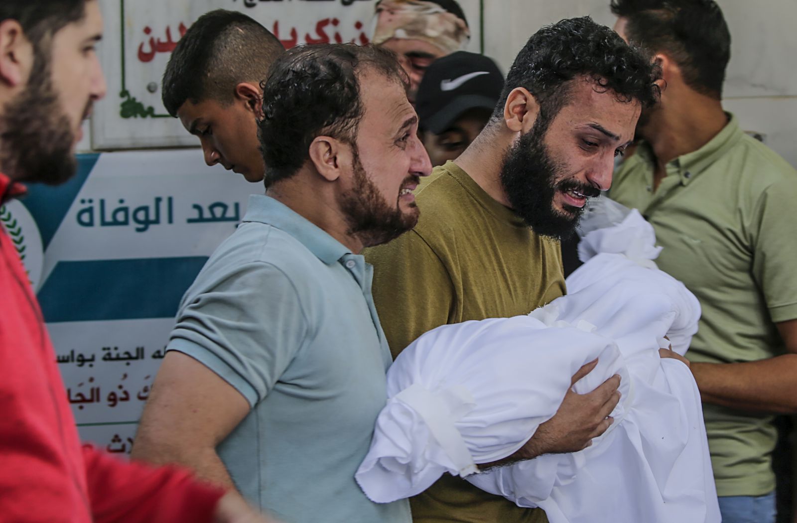 epaselect epa10935886 Relatives of the Al Faseih family mourn as relatives' bodies are carried at a hospital following an airstrike in the Al Shatea refugee camp, Gaza, 24 October 2023. More than 20 members from the Al Faseih family were killed following an airstrike the previous night. More than 5,000 Palestinians and 1,400 Israelis have been killed, according to the Israel Defense Forces (IDF) and the Palestinian health authority, since Hamas militants launched an attack against Israel from the Gaza Strip on 07 October, and the Israeli airstrikes which followed.  EPA/MOHAMMED SABER