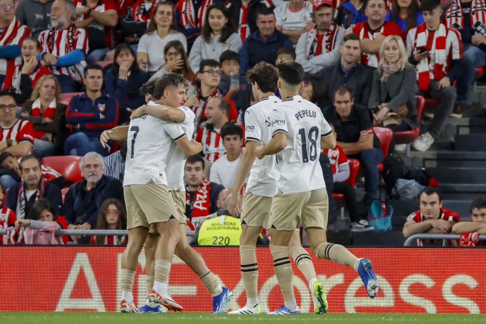 epa10948153 Valencia's players jubilate the 1-1 equalizer during the Spanish LaLiga soccer match between Athletic Club and Valencia CF at San Mames stadium in Bilbao, Basque Country, Spain, 29 October 2023.  EPA/Luis Tejido