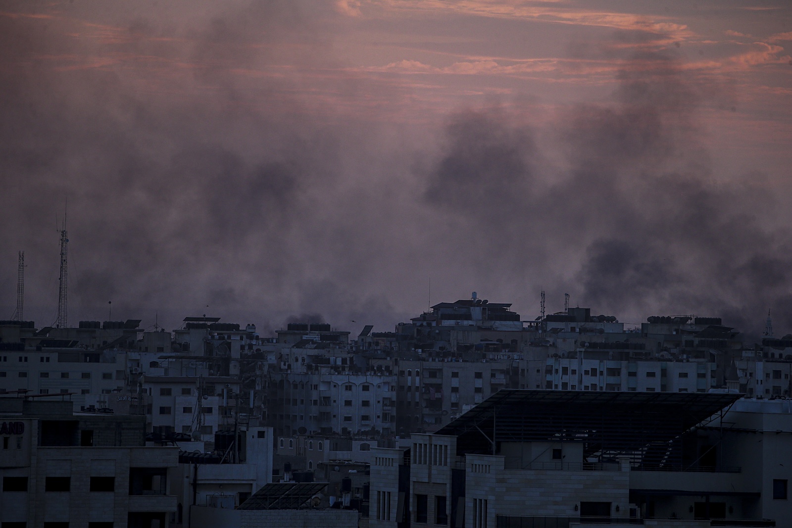 epa10951257 Smoke rises after Israeli air strikes in Tal Al-Hawa neighbourhood in Gaza City, 31 October 2023. The IDF struck over 600 militant targets over the past few days as it continued to 'expand ground operations' in the Gaza Strip, the Israel Defense Forces (IDF) said on 30 October. More than 8,000 Palestinians and at least 1,400 Israelis have been killed, according to the Israel Defense Forces (IDF) and the Palestinian health authority, since Hamas militants launched an attack against Israel from the Gaza Strip on 07 October, and the Israeli operations in Gaza and the West Bank which followed it.  EPA/MOHAMMED SABER