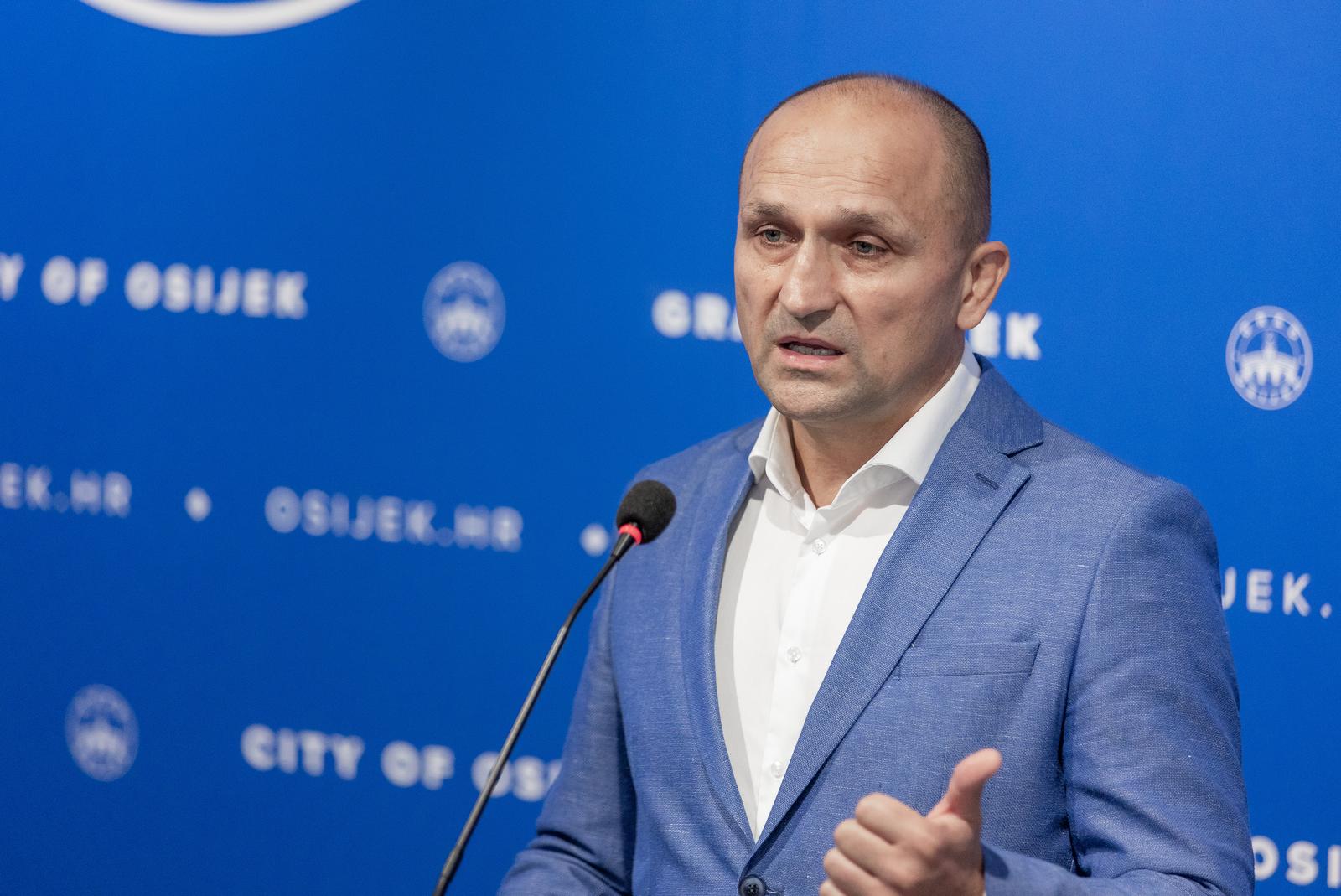 02.08.2023., Osijek - Zupan Osjecko-baranjske zupanije Ivan Anusic na konferenciji za medije izvijestio je o pocetku izgradnje centra izvrsnosti kompanije Jabil Inc. u Osijeku. Photo: Davor Javorovic/PIXSELL